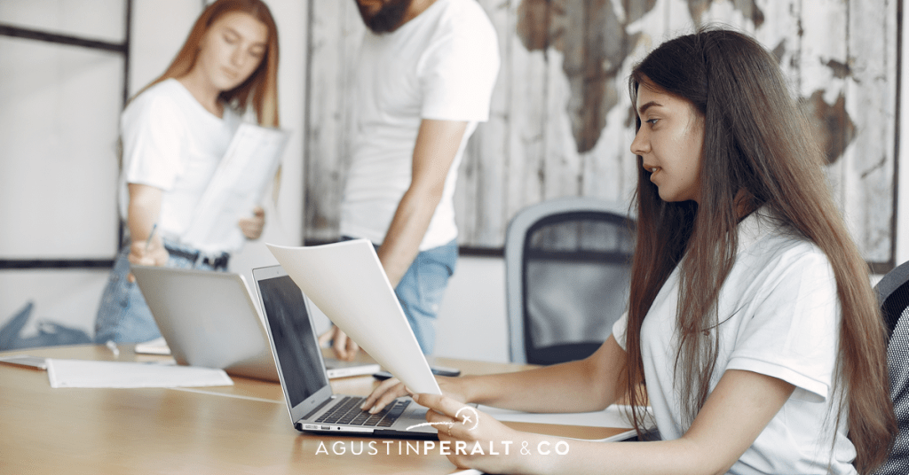 Grupo de jóvenes trabajando en la nueva era post-pandemia. Del workhaholismo al bienestar